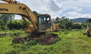 Máy cẩu han gỉ trong nhà máy Vinaxuki Thanh Hóa được rao bán. Ảnh: Trịnh Tuân