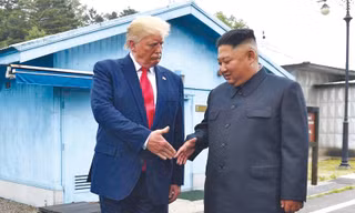 Tổng thống Mỹ Donald Trump (bìa trái) và Chủ tịch Triều Tiên Kim Jong Un tại khu phi quân sự giữa Triều Tiên và Hàn Quốc vào tháng 6/2019ảnh: AP