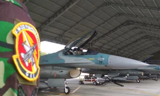 Một tiêm kích F-16 tại căn cứ không quân ở Pekanbaru, Riau của Indonesia chuẩn bị cất cánh để triển khai gần quần đảo Natuna Ảnh: CNN