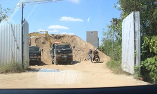 Bãi cát lớn nghi vấn là nơi tập kết cát trái phép tại xã Phú Thịnh