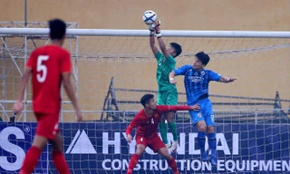 Các cầu thủ U22 Việt Nam đọ sức với Ulsan Hyundai trên sân Hàng Ðẫy cuối tuần qua Ảnh: VSI