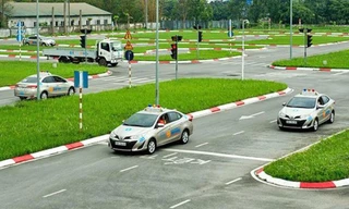 Sân sa hình học lái xe ô tô tại Hà Trì, Hà Đông, Hà Nội lúc nào cũng kín xe, dù là ngày đầu tuần (2/3) Ảnh: Phạm Thanh