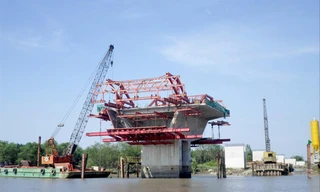 Thi công cầu trên tuyến cao tốc Bến Lức - Long Thành Ảnh: VEC