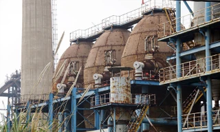 Hàng loạt hạng mục, thiết bị máy móc trong dự án đắp chiếu, chìm trong cỏ Ảnh: Minh Ðức – Nguyễn Hoàn