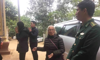 Người dân địa phương thắp nhang mong quốc thái, dân an tại đền Quan Trấn Ải. ảnh: Duy Chiến