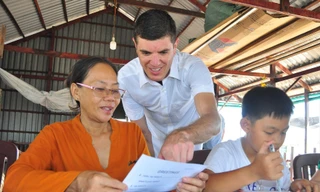 Giáo viên hướng dẫn cho bà Bảy Muôn 