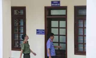 Cơ quan chức năng làm việc sau sai phạm điểm thi ở Sở Giáo dục và Đào tạo Hòa Bình hồi tháng 8/2018 Ảnh: Huy Thanh 