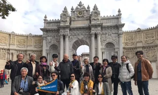 Các thành viên trong đoàn chụp ảnh lưu niệm