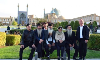 Khách Việt với ba ông râu dài ở quảng trường