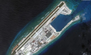 Các công trình Trung Quốc xây trên đá Chữ Thập thuộc quần đảo Trường Sa. Ảnh: SCMP/AP