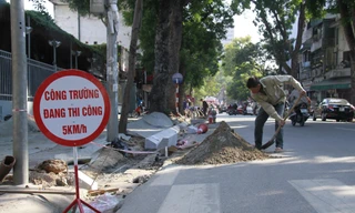 Dịp cuối năm, nhiều tuyến phố ở Hà Nội hiện đang được đào xới lên để lát đá tự nhiên Ảnh: Trường Phong