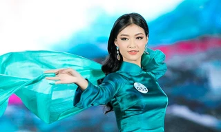 Kiều Loan trong phần thi trang phục áo dài trong đêm chung kết