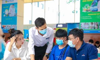 Thí sinh, phụ huynh nghe tư vấn tuyển sinh tại một trường đại học ở TPHCM. Ảnh: Nguyễn dũng