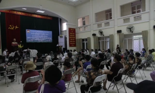 Buổi tiếp nhận gạo diễn ra nhanh gọn hơn dự kiến với sự hỗ trợ nhiệt tình của chính quyền phườngẢnh: N.M.Hà