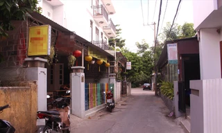Một tuyến đường trung tâm thành phố Hội An san sát homestay Ảnh: Giang Thanh