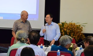 GS. Nguyễn Ðăng Hưng và Tổng biên tập Lê Xuân Sơn tại buổi giới thiệu ý tưởng về không gian tôn vinh chữ Việt Ảnh: Nguyễn Ðình Toán