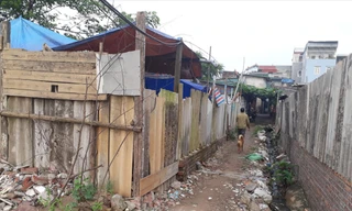 Xóm ngụ cư dưới chân cầu Long Biên     Ảnh: PV