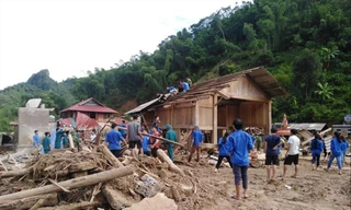 Đoàn viên thanh niên hỗ trợ người dân Sa Ná xây dựng lại nhà sau lũẢnh: Hoàng Lam