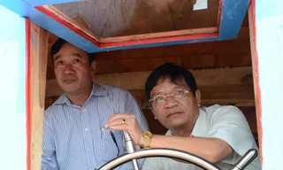 Ông Lê Viết Chữ (bên phải) đang cầm lái chiếc tàu Hoàng Sa ảnh: Văn Chương 