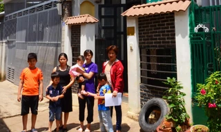 Gia đình bà Hà trước căn nhà vừa được hoãn cưỡng chế