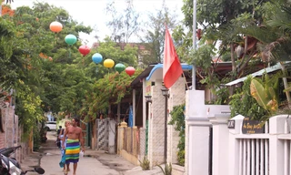 Du khách nước ngoài tìm về các homestay ở bãi biển An Bàng Ảnh: Giang Thanh 