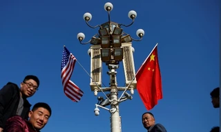 Một cột điện gần Tử Cấm Thành ở Bắc Kinh trong dịp treo cờ Trung Quốc và Mỹảnh: Damir Sagolj