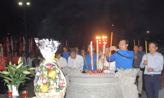 Lãnh đạo TPHCM và T.Ư Đoàn dâng hương tưởng nhớ các anh hùng liệt sỹ Ảnh: NGÔ TÙNG