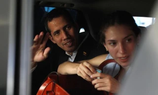 Ông Guaido và vợ rời một khách sạn ở Ecuador hôm 3/3 ảnh: Reuters