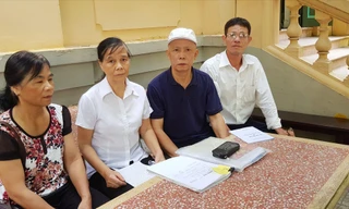  Bà Xuân, bà Bính, ông Cảnh và ông Dưng tại trụ sở TAND quận Nam Từ Liêm (từ trái sang) ảnh: P.V