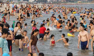 Hàng nghìn người chen nhau tắm biển tại Bãi Cháy, Hạ Long Ảnh: Hoàng Dương