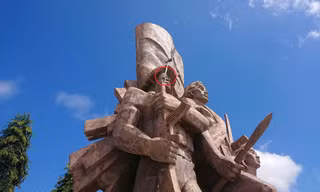 Tượng đài khu di tích Nam Nung bị gãy súng