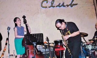 Nghệ sĩ Trần Mạnh Tuấn biểu diễn cùng một nghệ sĩ Nhật Bản. Cô đến Việt Nam từ trước khi dịch COVID-19 nổ ra Ảnh: Trần Nguyên Anh