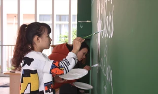 Sinh viên kiến trúc được trả 350 nghìn/ngày công vẽ tranh tường. Nếu chăm chỉ dịp tết, mỗi sinh viên có thể kiếm được vài triệu đồng Ảnh: Giang Thanh