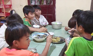 Bữa ăn của những cô cậu học trò vùng cao huyện Ba Tơ, tỉnh Quảng Ngãi Ảnh: Nguyễn Ngọc