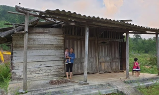 Ngôi nhà rách nát của chị Ðào không có tiền sửa chữa