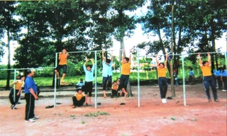 Các bộ xà đơn được ông Thanh lắp đặt tại trường học ở Khánh Hòa Ảnh: C.H