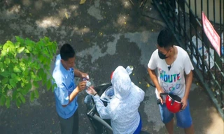 Nhân viên bảo vệ tại Tòa án Nhân dân quận Hoàng Mai thu 5.000 đồng/xe của người dân đến liên hệ làm việc Ảnh: Võ Hóa