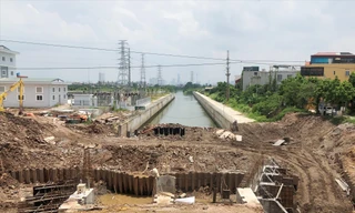 Nhà máy đã xây xong nhưng kênh dẫn nước tại trạm Yên Nghĩa vẫn ngổn ngang Ảnh: Anh Trọng