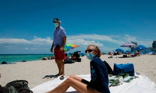 Du khách trên bãi biển Miami ngày 16/6Ảnh: Getty Images