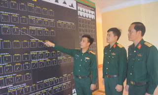 Thượng úy Trần Văn Vượng hướng dẫn đồng đội trên bảng tín hiệu nhận dạng tàu thuyền trên biển ẢNH: N.S