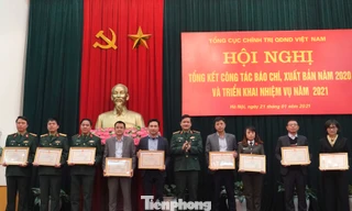 Lãnh đạo Báo Tiền Phong và các cơ quan báo chí đón nhận bằng khen của Tổng cục Chính trị Quân đội nhân dân Việt Nam, chiều 21/1 