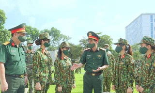 Trung tướng Đỗ Văn Thiện, Chính ủy Tổng cục Hậu cần động viên, căn dặn các nữ học viên trước khi ra sân bay vào Nam chống dịch. Ảnh: Nguyễn Minh