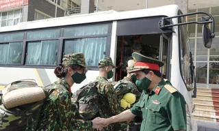 Lãnh đạo Học viện Quân y động viên học viên lên đường vào Nam chống dịch, sáng 21/8. Ảnh: Nguyễn Minh