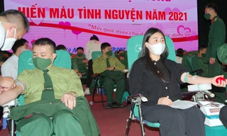 Gần 500 cán bộ, ĐVTN Trường Sĩ quan Phòng hóa đã cùng sôi nổi tham gia hiến máu, sáng 19/12 