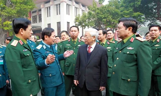 Tổng Bí thư Nguyễn Phú Trọng và các đại biểu trao đổi bên lề hội nghị, sáng 26/12