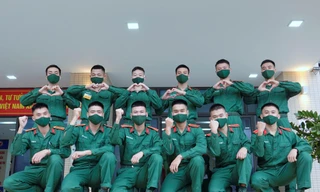 Ban tổ chức chương trình trò chuyện, động viên ĐVTN Trường Sỹ quan Chính trị tham gia hiến máu, sáng 7/11