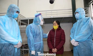 Phó Chủ tịch nước Đặng Thị Ngọc Thịnh (thứ 2 từ trái sang) thăm hỏi người dân đang cách ly tập trung tại Trung tâm Giáo dục quốc phòng và an ninh 