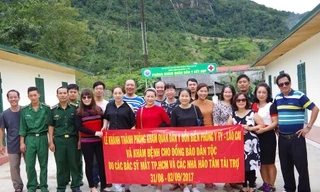 Đoàn y bác sĩ đến từ TPHCM tại lễ bàn giao phòng khám và trang thiết bị y tế cho Đồn biên phòng Y Tý