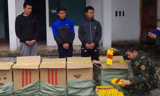 3 đối tượng vận chuyển 2.500 bao thuốc lá bị Bộ đội Biên phòng Quảng Ninh bắt giữ, ngày 12/1 
