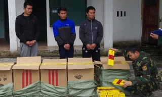 3 đối tượng vận chuyển 2.500 bao thuốc lá bị Bộ đội Biên phòng Quảng Ninh bắt giữ, ngày 12/1 